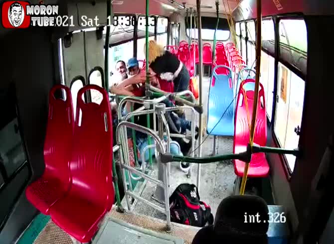 Video :Brave passengers stop armed robber on bus